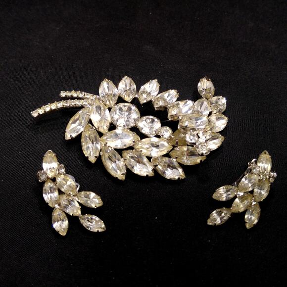 Vintage Clear Rhinestone Floral Brooch Clip Earrings Set, Rhodium Plated, 1960s - Picture 6 of 10